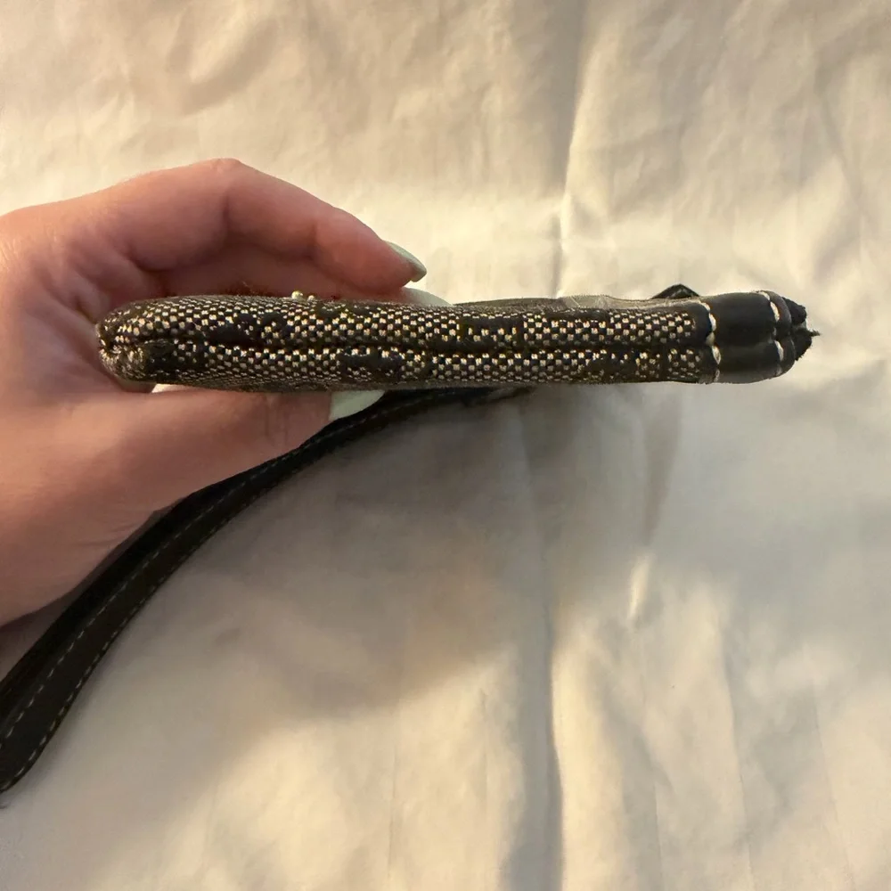Dooney & Bourke chic pre